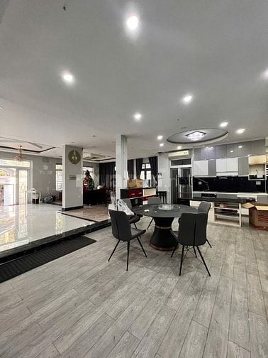 Biệt Thự Bát Nàn Ngang 15m, Có Hầm Để Xe Rộng Rãi thoáng má