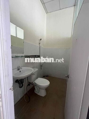 Nhà Sạch Mơi Sửa DT 8x15 Hẻm Rộng Xe Tải Gần Cầu Sắt 2Pn 1Wc Sân Rộng