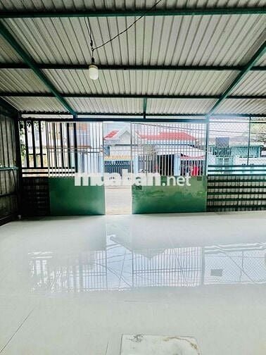 Nhà Sạch Mơi Sửa DT 8x15 Hẻm Rộng Xe Tải Gần Cầu Sắt 2Pn 1Wc Sân Rộng