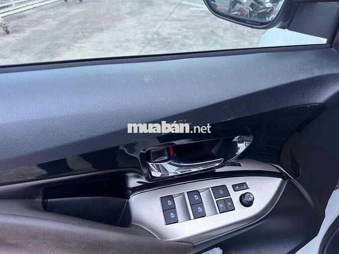 Toyota Innova 2.0G số tự động màu trắng gia đình