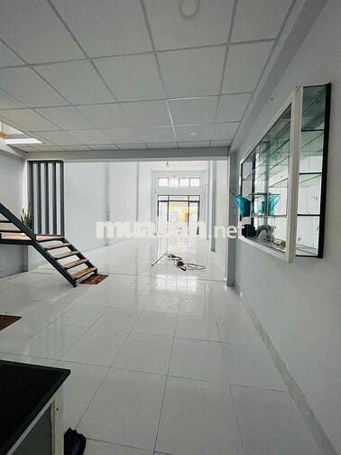Nhà Mới Xây DT 5x25 Trệt Trống Xuốt Hợp May Mặc Ở Kho Chứa Hàng Tải