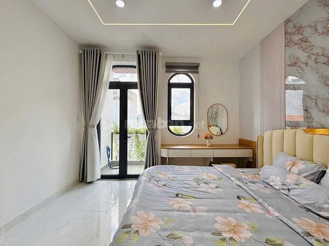 Nhà 4x15 xe hơi đậu cửa 5 phòng ngủ  full nội thất