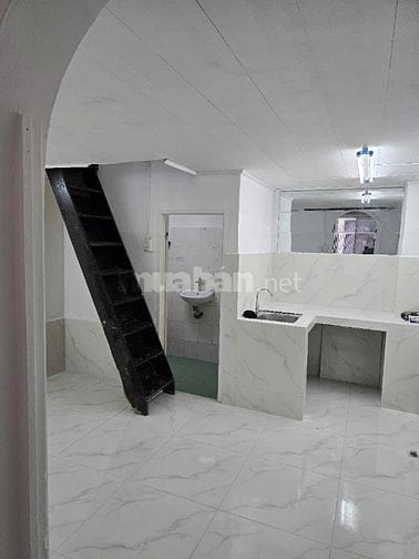 Cho thuê dài hạn, nguyên căn ngay ngã tư Phú Nhuận