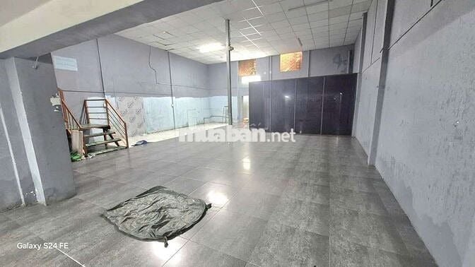 KHO XƯỞNG NỀN GẠCH MEN CÓ TỜI HÀNG GIÁ 20 TRIỆU