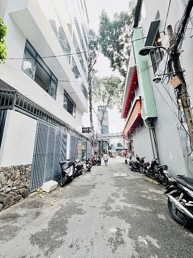Cho thuê nhà 2 mặt tiền đường Nguyễn Tri Phương, Quận 10, 5x15m