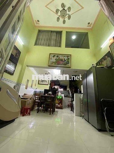 nhà . 1 trệt . 1 lững . 2 lầu . 3pn . 2vs