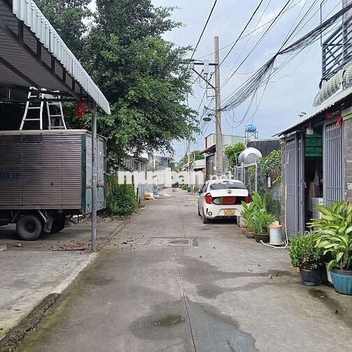 Tiền ít diện tích lớn. Gần chợ Gà, chợ Thới Tứ. Hẻm xe hơi 7m.