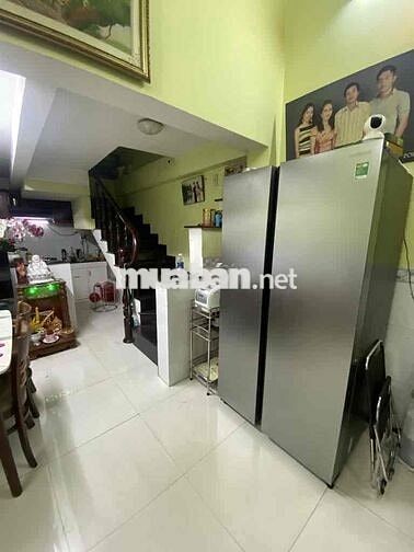 nhà . 1 trệt . 1 lững . 2 lầu . 3pn . 2vs
