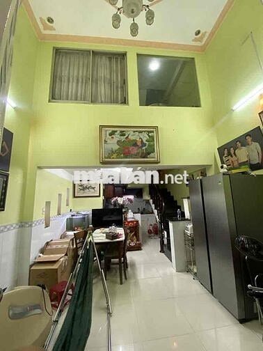 nhà . 1 trệt . 1 lững . 2 lầu . 3pn . 2vs