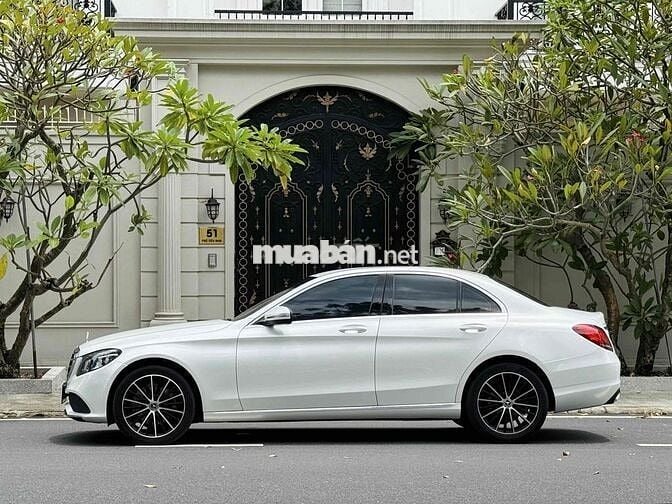 Mercedes C200 Exclusive model 2022