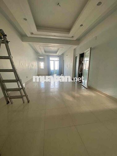 NHÀ CHO THUÊ MT ĐỘC LẬP_ 6X18M_ TRỆT 3 LẦU CÓ THANG MÁY. SẴN MÁY LẠNH.