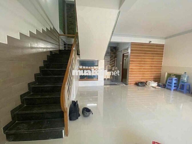 NHÀ CHO THUÊ MT ĐỘC LẬP_ 6X18M_ TRỆT 3 LẦU CÓ THANG MÁY. SẴN MÁY LẠNH.