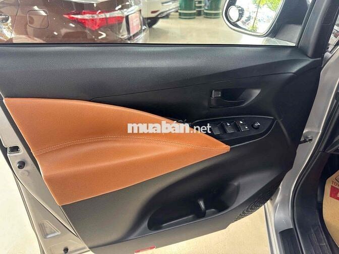 Toyota Innova 2.0E số sàn 2019 màu bạc xe gia đình