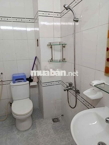 Nhà nguyên căn 4 tầng, có sân thượng, ngay chợ, trường học, Bình Tân