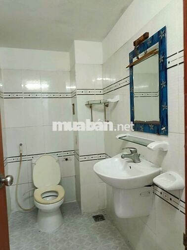 Nhà nguyên căn 4 tầng, có sân thượng, ngay chợ, trường học, Bình Tân