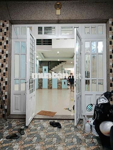 Nhà nguyên căn 4 tầng, có sân thượng, ngay chợ, trường học, Bình Tân