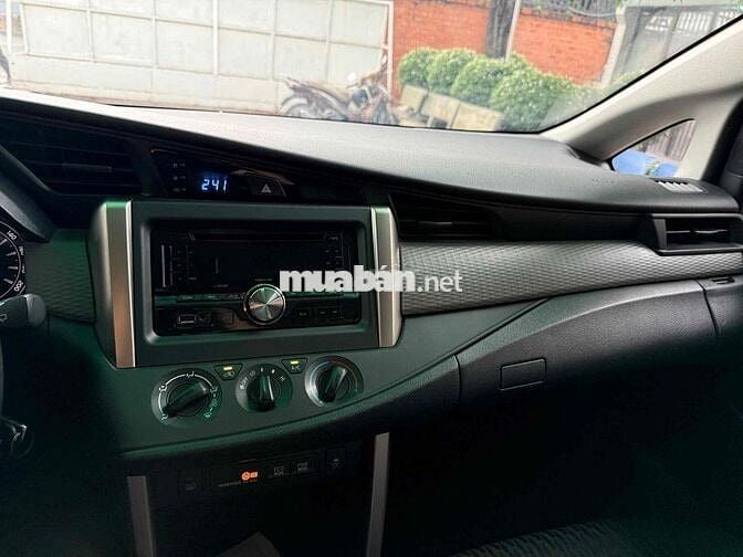 Toyota Innova 2018 2.0E - 49000 km 7 c số sàn