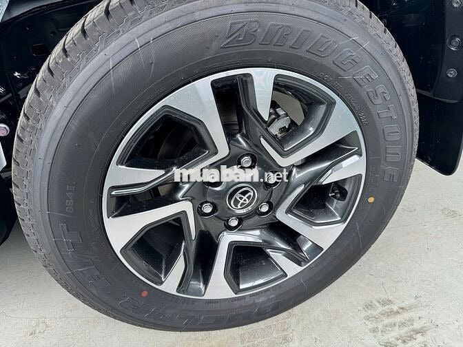 Toyota Fortuner Legender, mới đi 10 km (mười km).