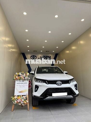 Toyota Fortuner Legender, mới đi 10 km (mười km).