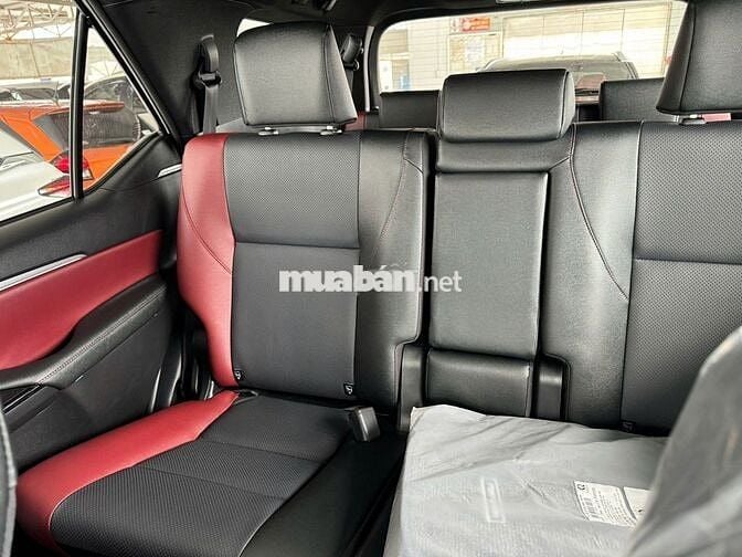 Toyota Fortuner Legender, mới đi 10 km (mười km).