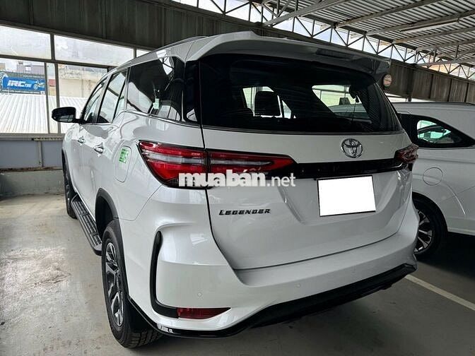 Toyota Fortuner Legender, mới đi 10 km (mười km).