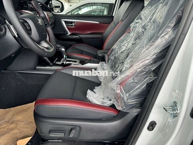 Toyota Fortuner Legender, mới đi 10 km (mười km).