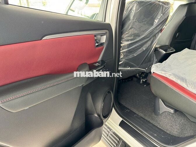 Toyota Fortuner Legender, mới đi 10 km (mười km).