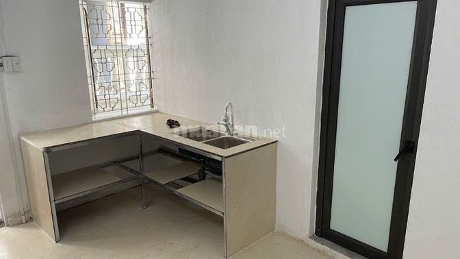 Cho thuê nhà 2 tầng trong ngõ, phố Hồng Mai 