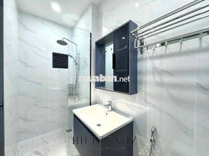 Phòng rộng hơn 40m2, bancol, vô bóc seal, thang máy, mặt tiền đường