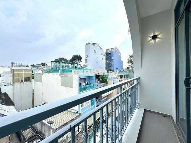 Phòng rộng hơn 40m2, bancol, vô bóc seal, thang máy, mặt tiền đường