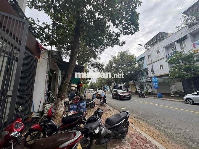chinh chủ bán nhà trệt 2 lầu đường Nguyên Trung Trực gần chợ dĩ an