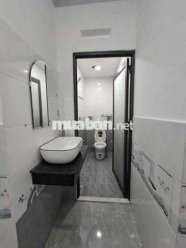 Nhà 1 Trệt 2 Lầu Hẻm Xe Hơi Gần Bệnh Viện Q12 Giá :1 tỷ 980 TR .