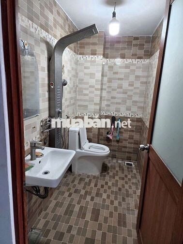 Cho thuê nhà mt khu nội bộ đường D dt 4x20m, đúc 4 tấm, 4pn, 5wc