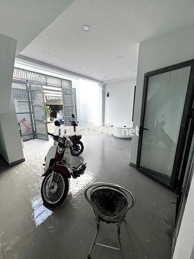 5 x 20 xe hơi để trong sân nhà 1 lầu phòng lớn cực thoáng ở làm VP