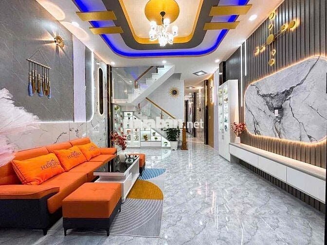 Nhà mới xây nội thất cao cấp. hoàn công đây đủ