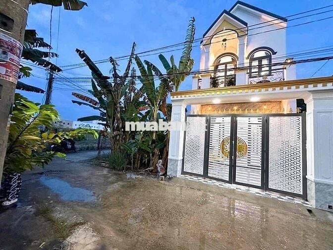 Nhà mới xây nội thất cao cấp. hoàn công đây đủ