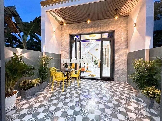 Nhà mới xây nội thất cao cấp. hoàn công đây đủ