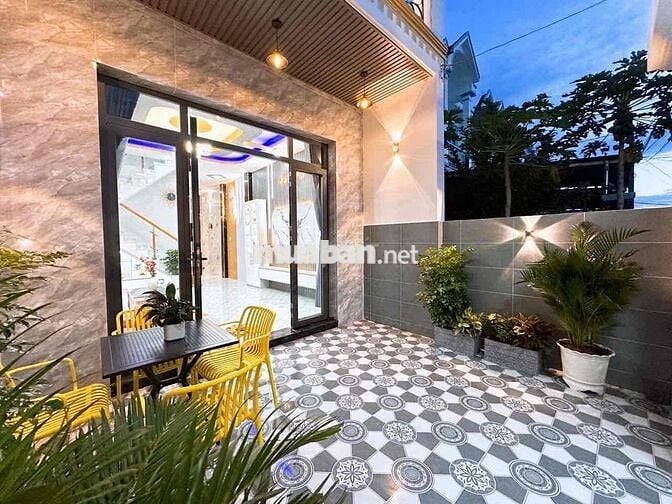 Nhà mới xây nội thất cao cấp. hoàn công đây đủ