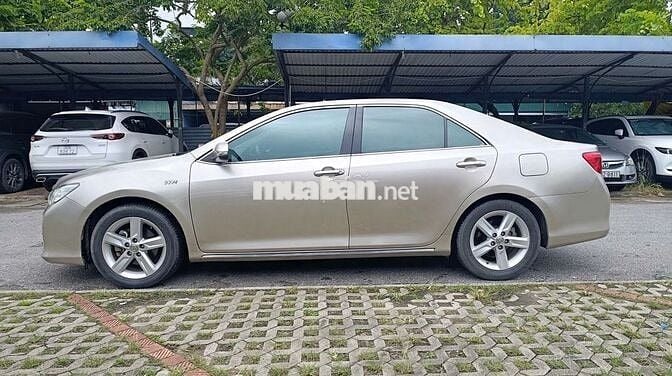 Toyota Camry 2014 2.5Q - 100000 km