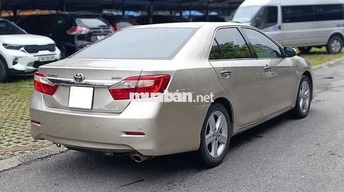 Toyota Camry 2014 2.5Q - 100000 km