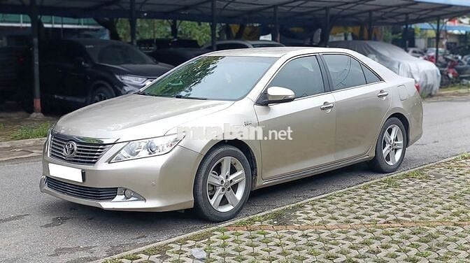 Toyota Camry 2014 2.5Q - 100000 km
