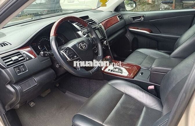 Toyota Camry 2014 2.5Q - 100000 km