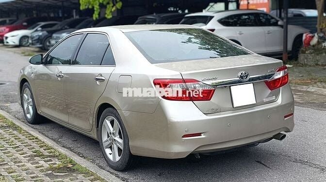 Toyota Camry 2014 2.5Q - 100000 km