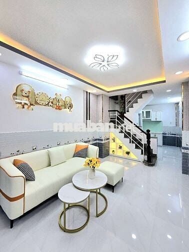 🔥🔥Nhà mới đẹp 2 lầu có sổ hồng. Sân trước vô cùng rộng rãi, gần🔥🔥