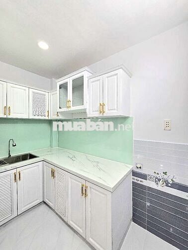 🔥🔥Nhà mới đẹp 2 lầu có sổ hồng. Sân trước vô cùng rộng rãi, gần🔥🔥