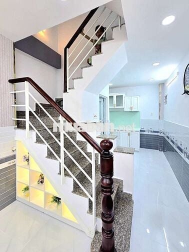 🔥🔥Nhà mới đẹp 2 lầu có sổ hồng. Sân trước vô cùng rộng rãi, gần🔥🔥