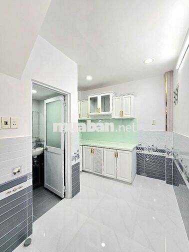 🔥🔥Nhà mới đẹp 2 lầu có sổ hồng. Sân trước vô cùng rộng rãi, gần🔥🔥