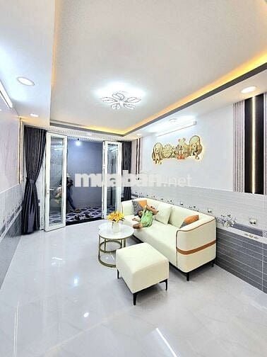 🔥🔥Nhà mới đẹp 2 lầu có sổ hồng. Sân trước vô cùng rộng rãi, gần🔥🔥