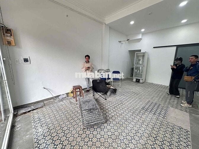Cho thuê MBKD tự do rộng 40m2 mặt tiền đường Khánh Hội