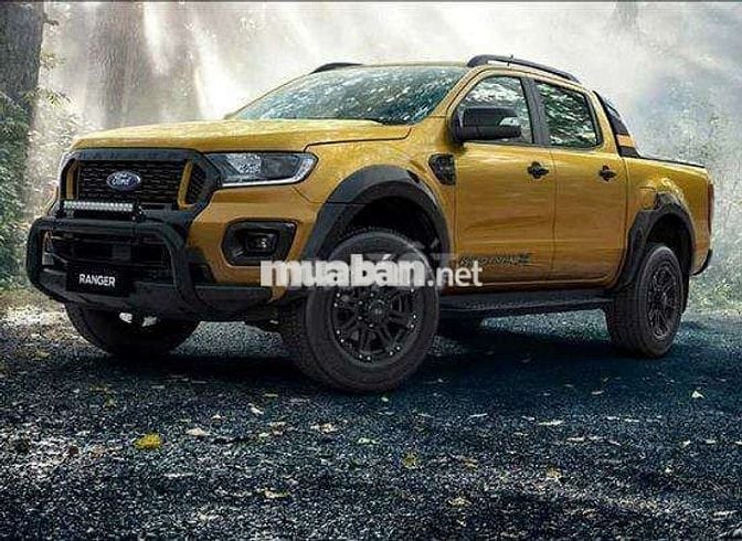 Toyota Hilux trắng số tự động 5 chỗ